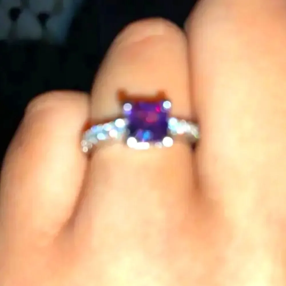 Elegant diamond ring sz 7